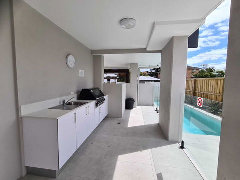 Modern 2 BR With Private Pool & Garden - Accommodation BNB 1
