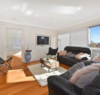 Spacious  Bright 4 Bedroom Home - Accommodation BNB