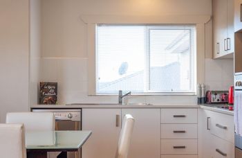 Spacious & Bright 4 Bedroom Home - Accommodation BNB 2