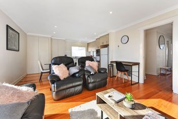 Spacious & Bright 4 Bedroom Home - Accommodation BNB 1