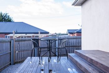 Spacious & Bright 4 Bedroom Home - Accommodation BNB 6
