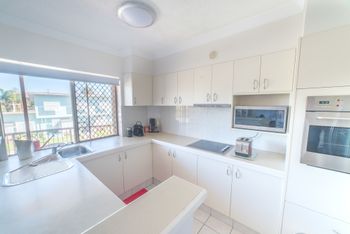 1 Bedroom Gold Coast Beachside Apt W AC + Parking - Accommodation BNB 4