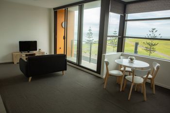 Watt Street 1 BR Apartment W Ocean Views - Accommodation BNB 0
