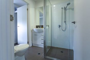 Watt Street 1 BR Apartment W Ocean Views - Accommodation BNB 2