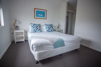 Watt Street 1 BR Apartment W Ocean Views - Accommodation BNB 3