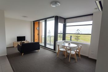 Watt Street 1 BR Apartment W Ocean Views - Accommodation BNB 4