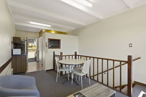 Village Family Motor Inn - Accommodation BNB 4