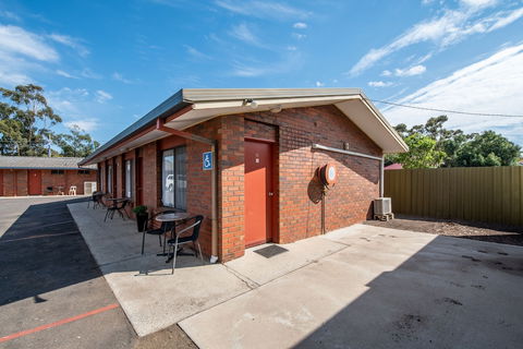 Golden Country Motel & Caravan Park - Accommodation BNB 0