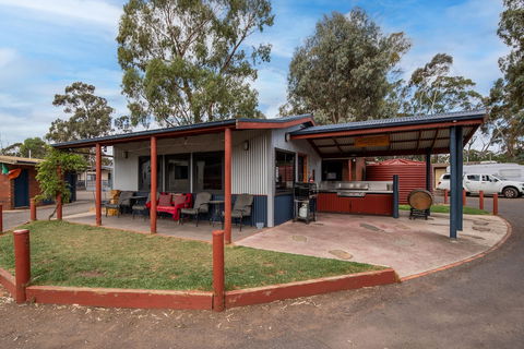 Golden Country Motel & Caravan Park - Accommodation BNB 2