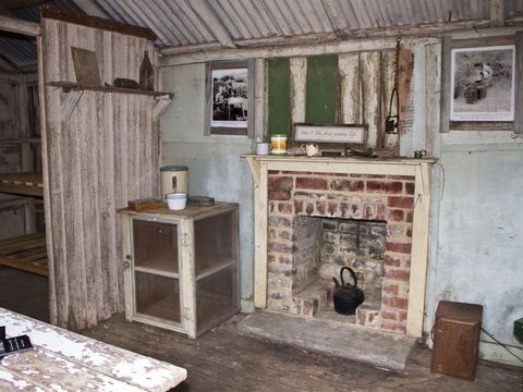 Hartzview Vineyard Heritage Pickers Hut Village - Accommodation BNB 1