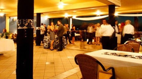 La Beach Restaurant - Accommodation BNB 2