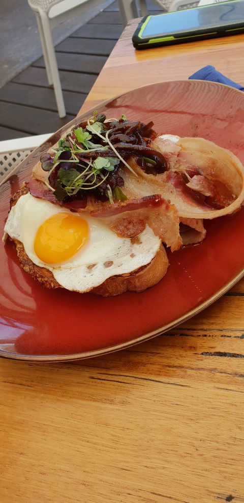 Beachfront Hotel - Accommodation BNB 8