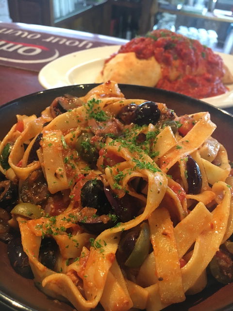 Eat-a-Pizza - Accommodation BNB 2