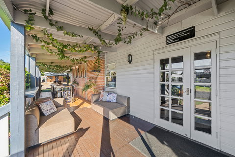 Ambassador On Ruthven Motel - Accommodation BNB 1