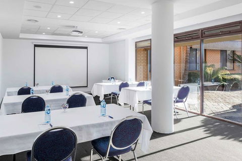 Best Western Plus Garden City Hotel - Accommodation BNB 8