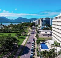 Holiday Inn Cairns Harbourside - Accommodation BNB