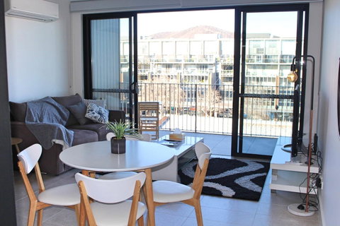 Stylish, Modern, Cute As A Button - Braddon CBD - Accommodation BNB 5