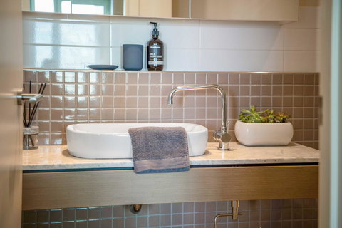 Port Adelaide Executive Waterfront Apartment - Accommodation BNB 5