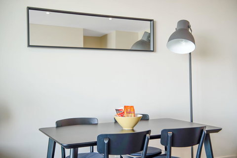 Port Adelaide Executive Waterfront Apartment - Accommodation BNB 12