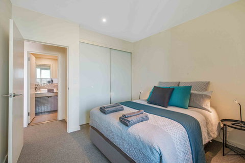 Port Adelaide Executive Waterfront Apartment - Accommodation BNB 3