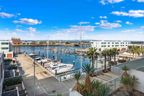 Port Adelaide Executive Waterfront Apartment - Accommodation BNB 0