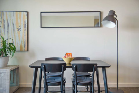 Port Adelaide Executive Waterfront Apartment - Accommodation BNB 11