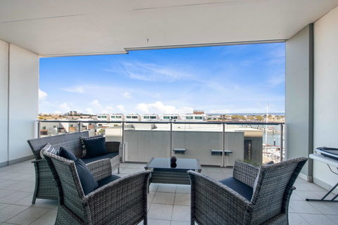 Port Adelaide Executive Waterfront Apartment - Accommodation BNB 23