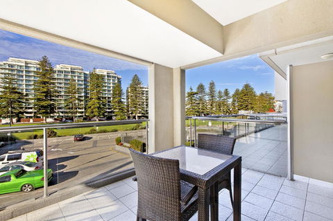 Glenelg Seaside Apartment - Accommodation BNB 11