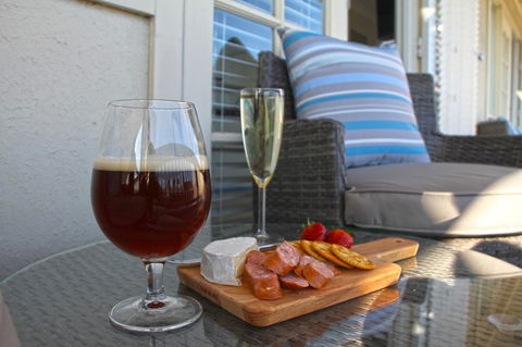 Smugglers Inn Studio Apartments - Accommodation BNB 2