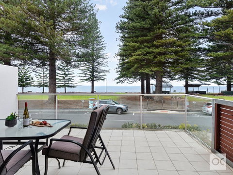 Breeze Beachfront Apartment - Accommodation BNB 34