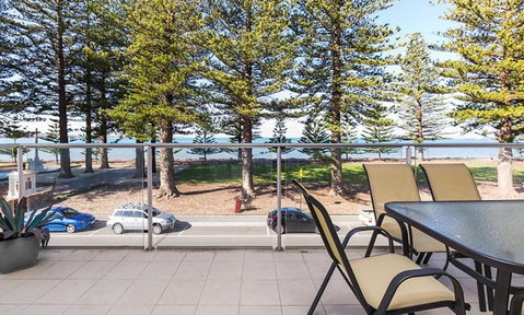 Breeze Beachfront Apartment - Accommodation BNB 40