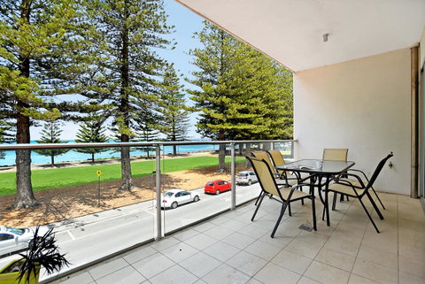 Breeze Beachfront Apartment - Accommodation BNB 5