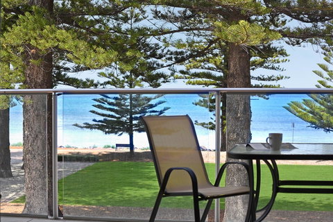 Breeze Beachfront Apartment - Accommodation BNB 3