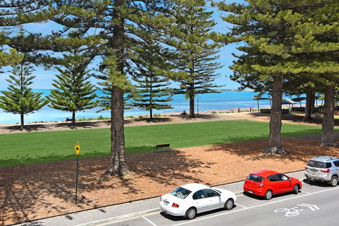 Breeze Beachfront Apartment - Accommodation BNB 4