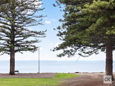 Breeze Beachfront Apartment - Accommodation BNB 23