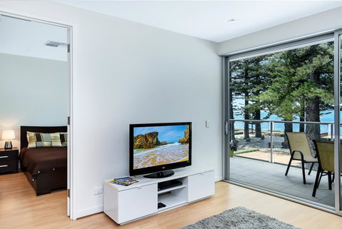 Breeze Beachfront Apartment - Accommodation BNB 7