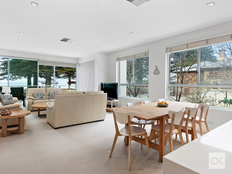 Breeze Beachfront Apartment - Accommodation BNB 19