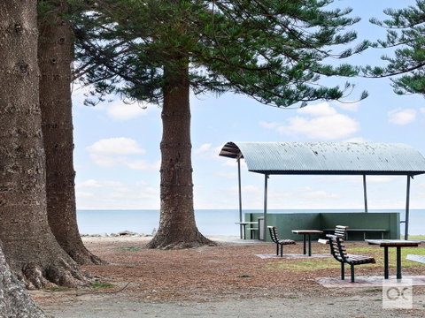 Breeze Beachfront Apartment - Accommodation BNB 21