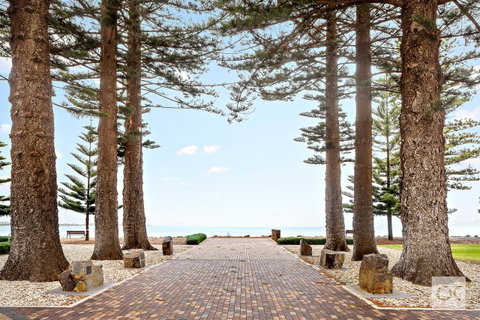 Breeze Beachfront Apartment - Accommodation BNB 42