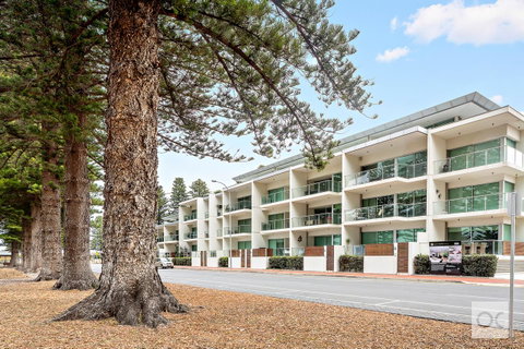 Breeze Beachfront Apartment - Accommodation BNB 0