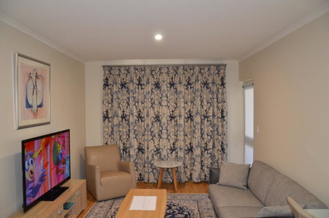 ADELAIDE CENTRAL APARTMENT - 3BR, 2BATH & CARPARK - Accommodation BNB 1