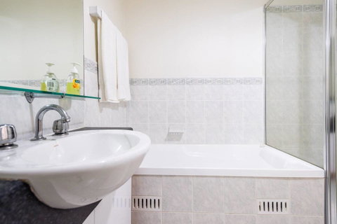 Executive 3 Bedroom Apartment + Internet + Parking - Accommodation BNB 18