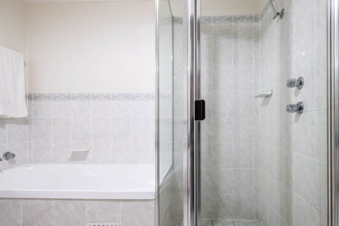 Executive 3 Bedroom Apartment + Internet + Parking - Accommodation BNB 39