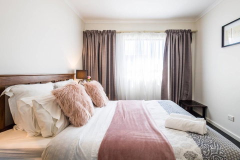 Executive 3 Bedroom Apartment + Internet + Parking - Accommodation BNB 4