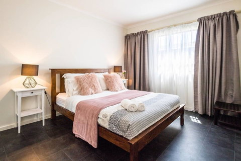 Executive 3 Bedroom Apartment + Internet + Parking - Accommodation BNB 9