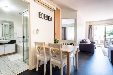 Executive 3 Bedroom Apartment + Internet + Parking - Accommodation BNB 38