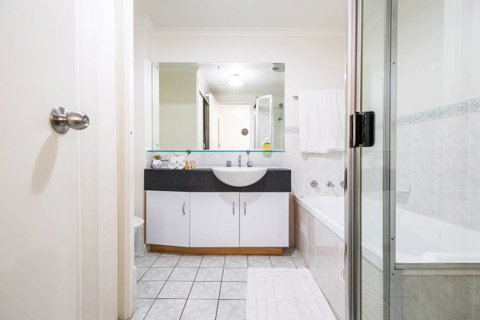 Executive 3 Bedroom Apartment + Internet + Parking - Accommodation BNB 25