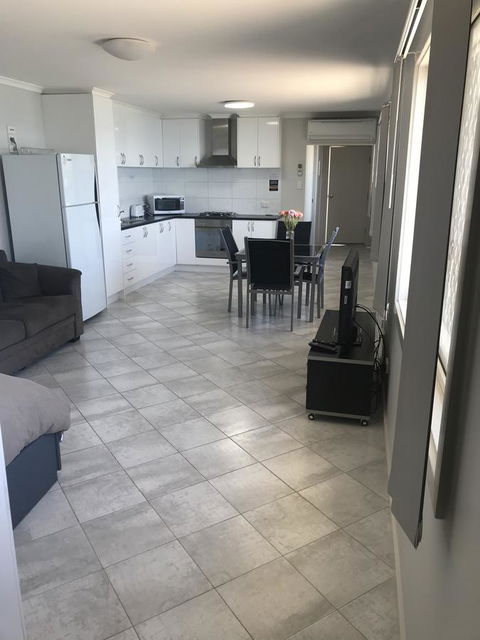 Beachside & Jetty View Apartment 6 - Captain\'s Apt - Accommodation BNB 4