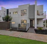 MODERN SPACIOUS 3 BR HOME - NEAR BEACH  AIRPORT - Accommodation BNB
