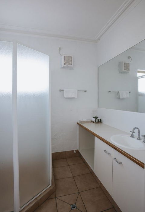 Canal Rocks Beachfront Apartments - Accommodation BNB 6